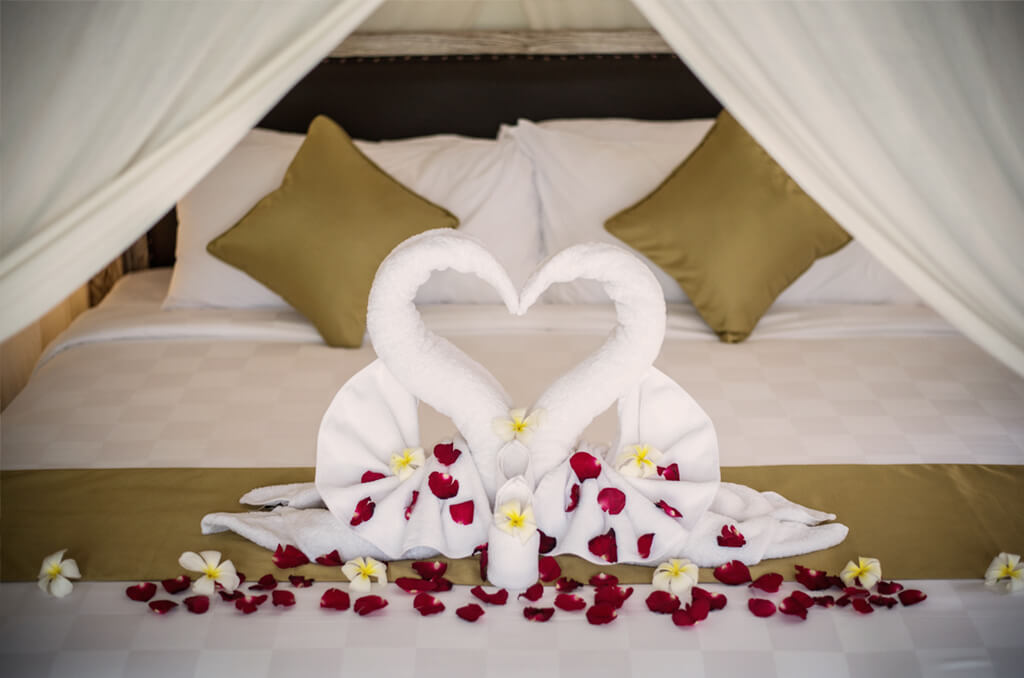 How to turn your bedroom into luxury hotel bedroom on Valentine's Day?