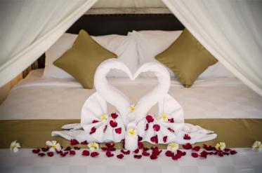 How to turn your bedroom into luxury hotel bedroom on Valentine's Day?