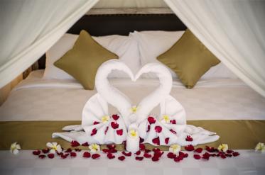 How to make your bedroom look like 5 star hotel this valentine